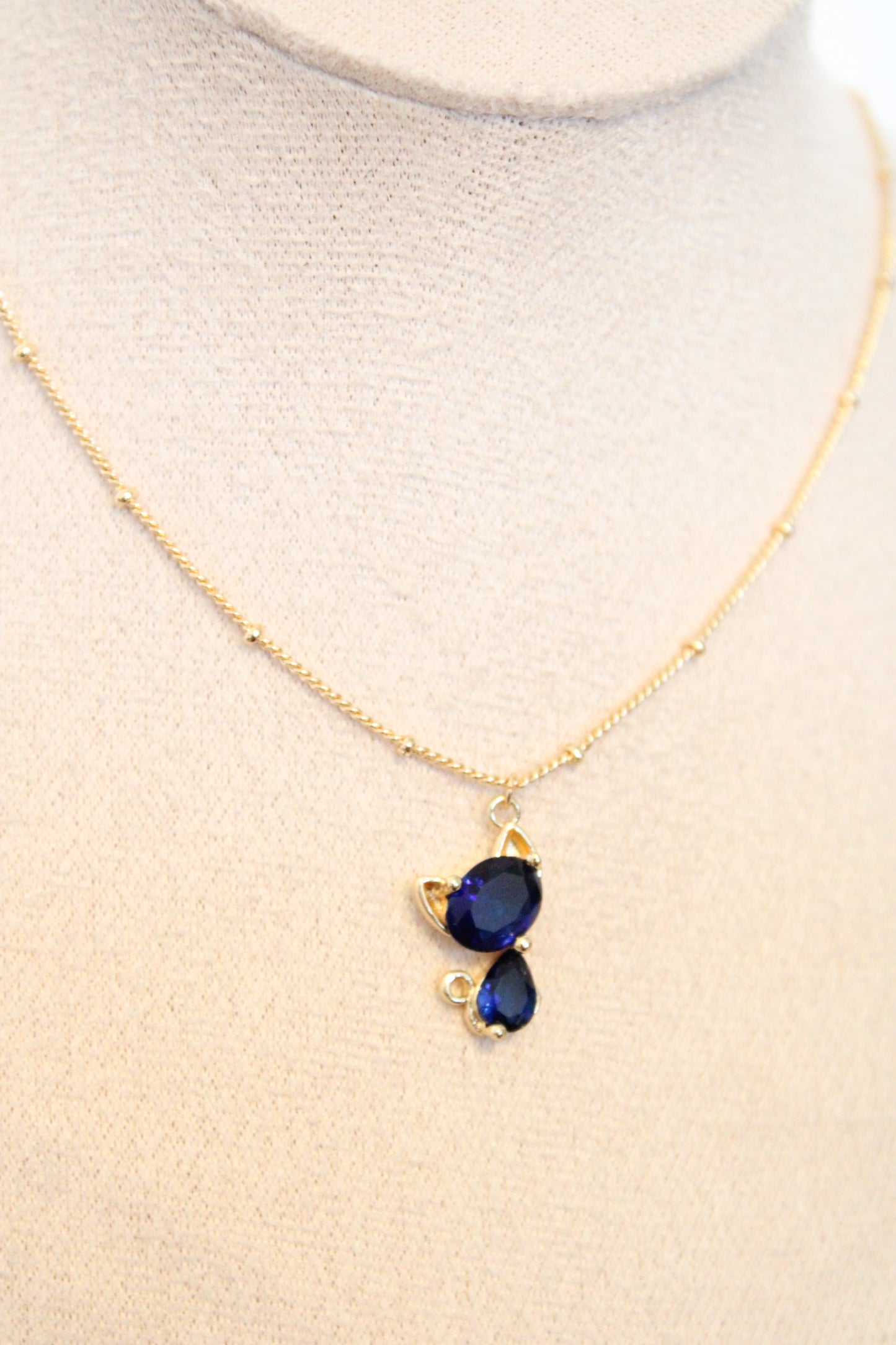 Collier avec pendentif en zircon bleu en forme de chat.
