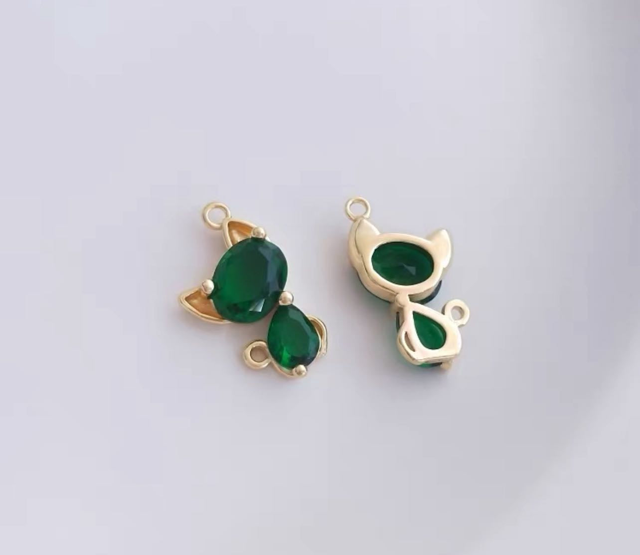 Collier avec pendentif en zircon vert en forme de chat.