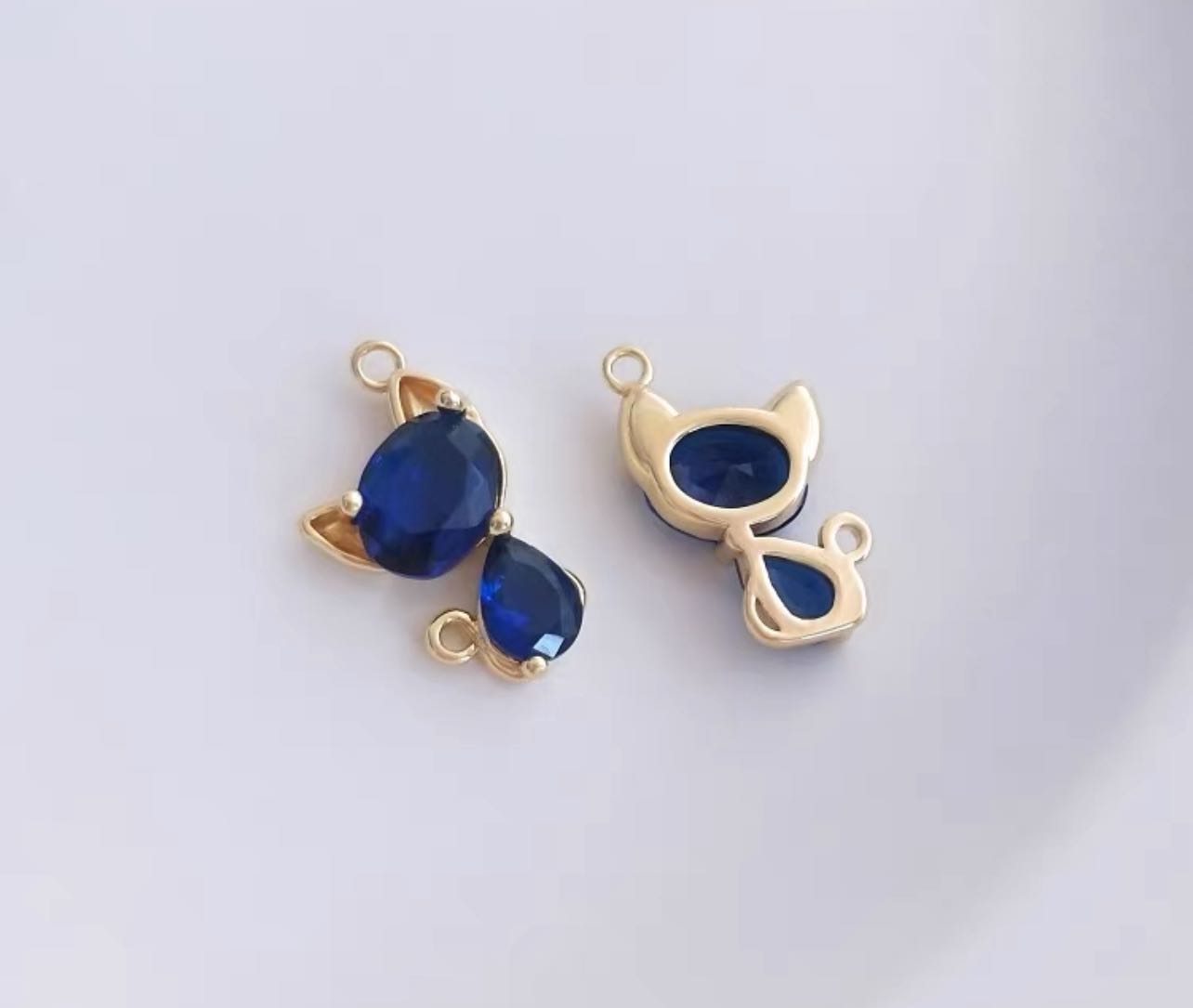 Collier avec pendentif en zircon bleu en forme de chat.