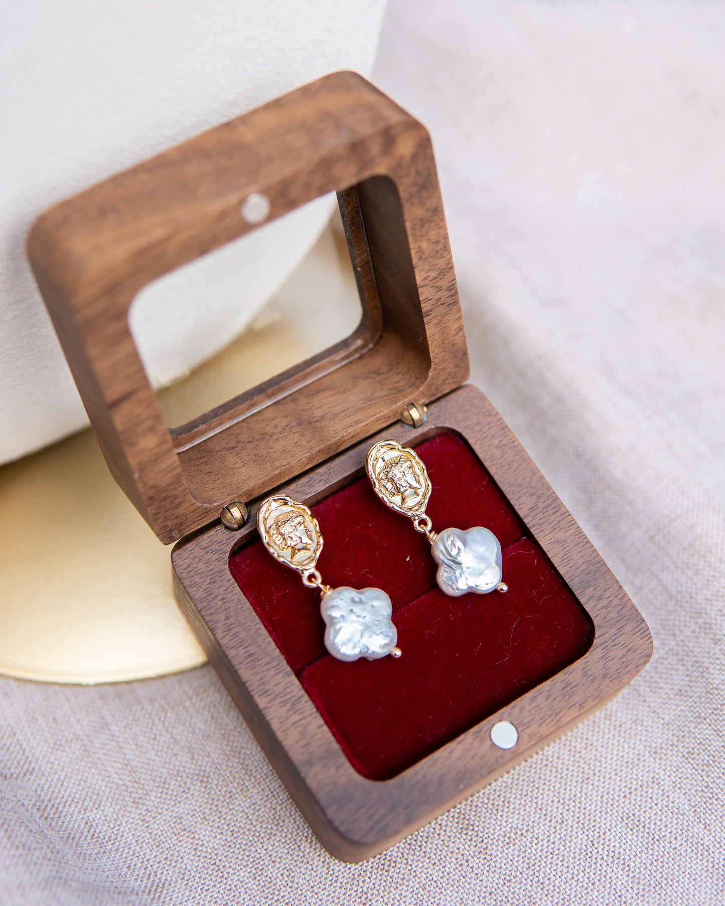 Boucles d’oreilles en perles d’eau douce avec tête de reine