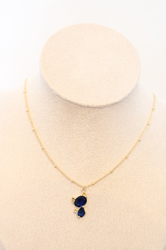 Collier avec pendentif en zircon bleu en forme de chat.