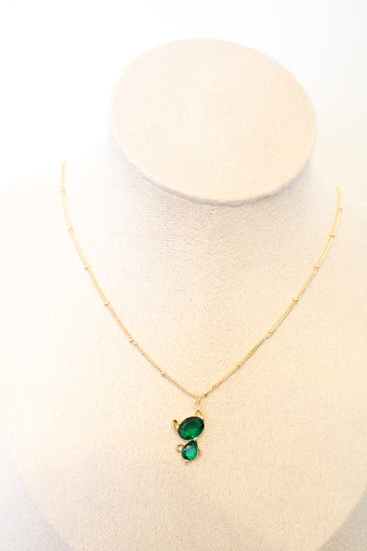 Collier avec pendentif en zircon vert en forme de chat.