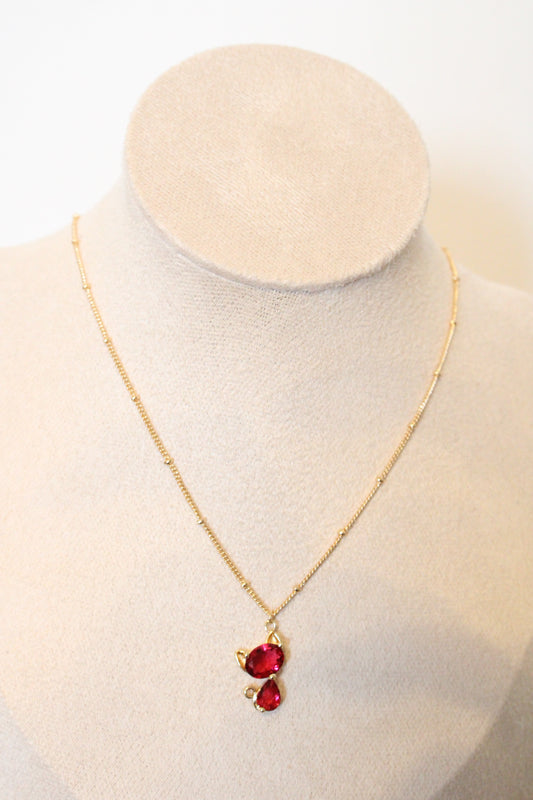 Collier avec pendentif en zircon rouge en forme de chat.