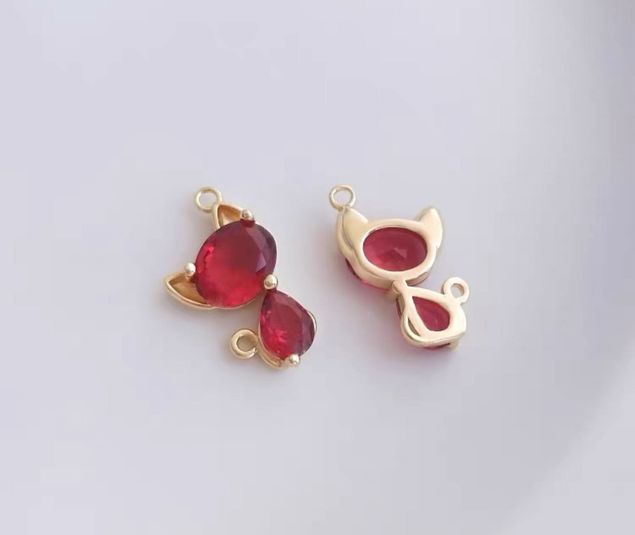 Collier avec pendentif en zircon rouge en forme de chat.