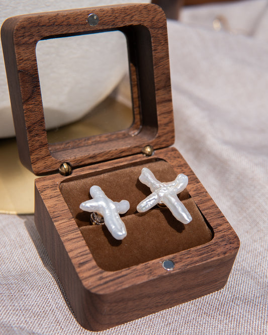 Boucles d’oreilles en perles d’eau douce avec croix blanche