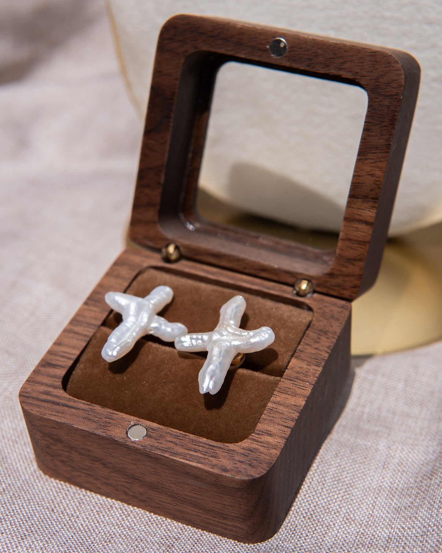 Boucles d’oreilles en perles d’eau douce avec croix blanche