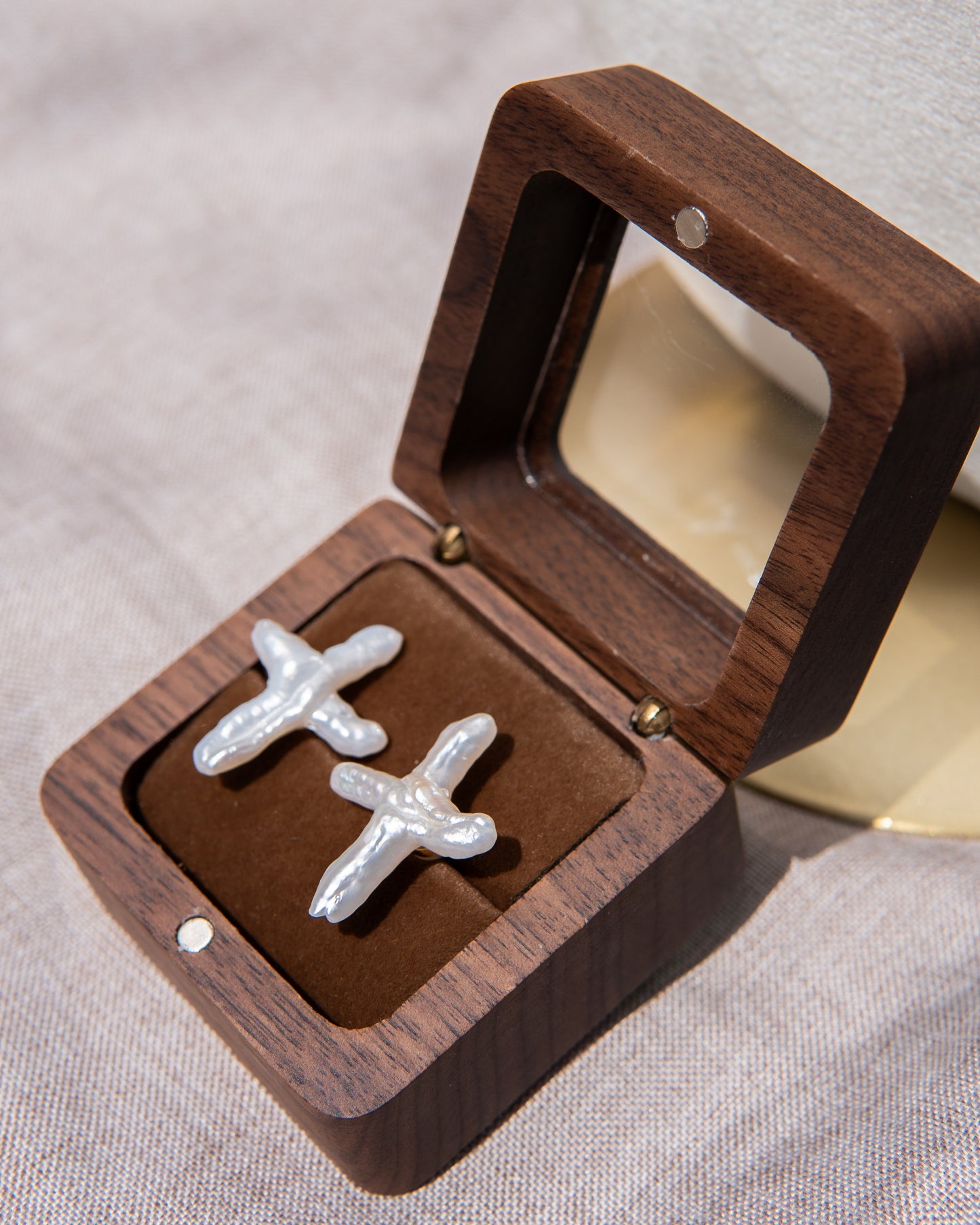 Boucles d’oreilles en perles d’eau douce avec croix blanche