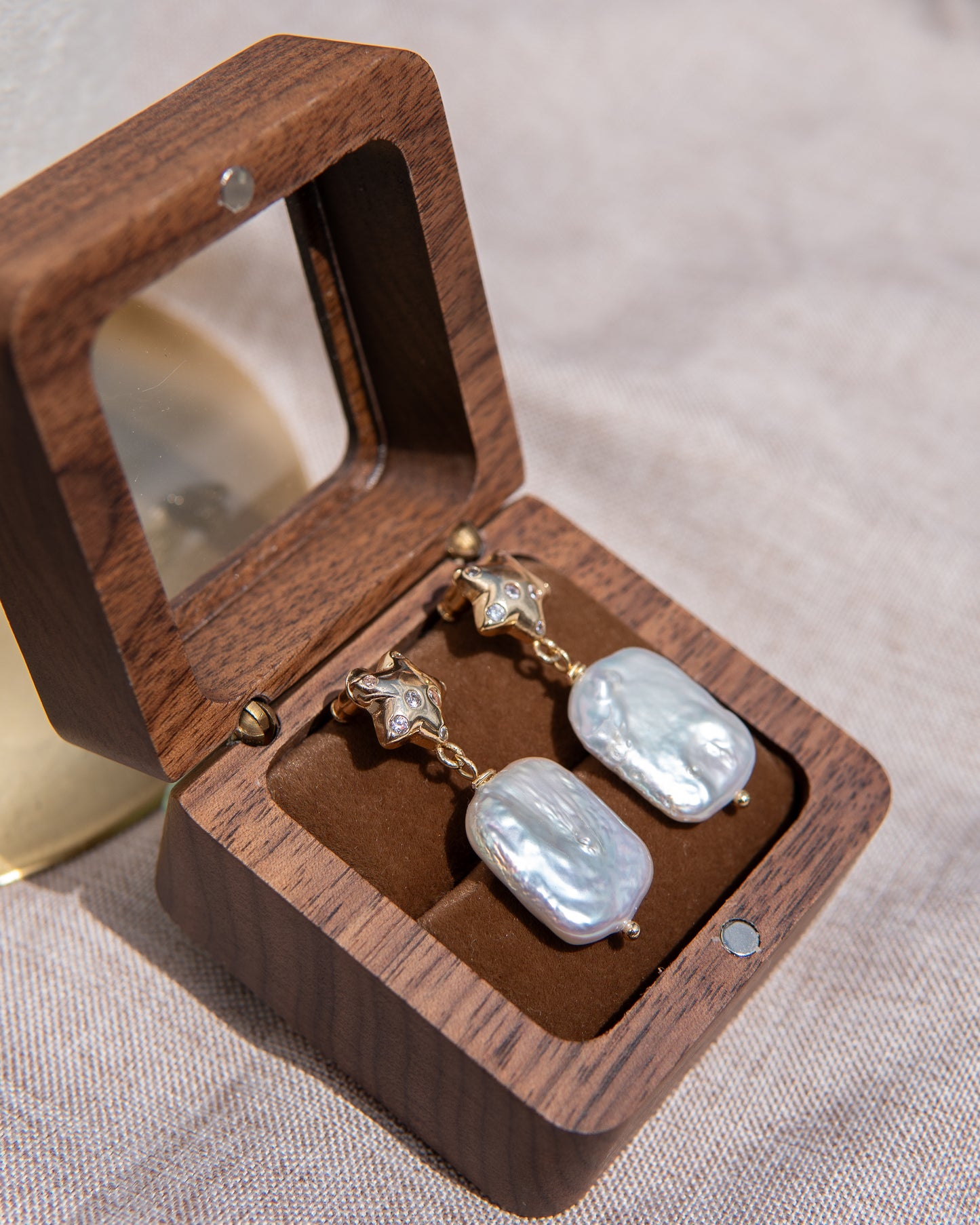 Boucles d’oreilles en perles d’eau douce avec étoile à cinq branches et zircon blanc