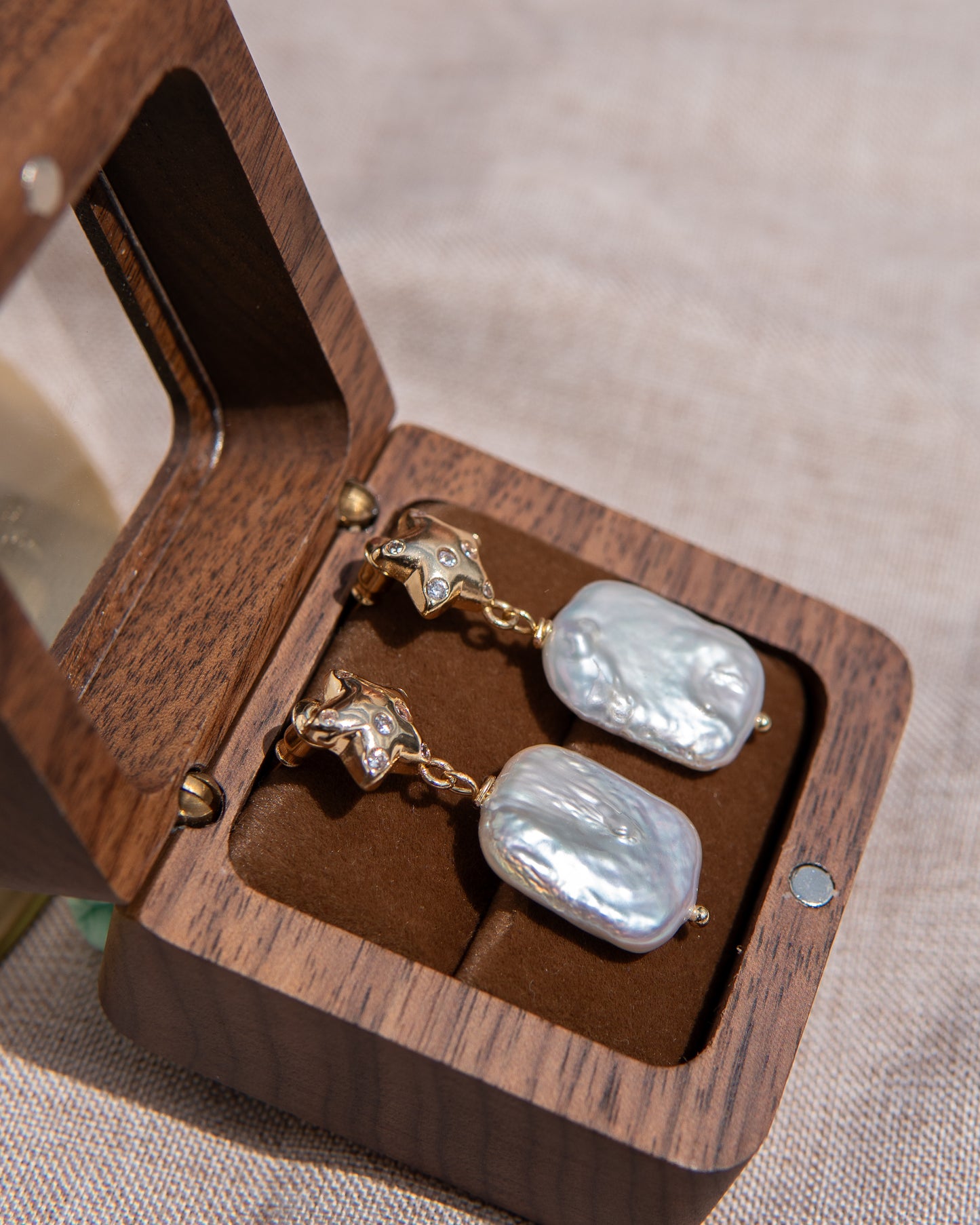 Boucles d’oreilles en perles d’eau douce avec étoile à cinq branches et zircon blanc