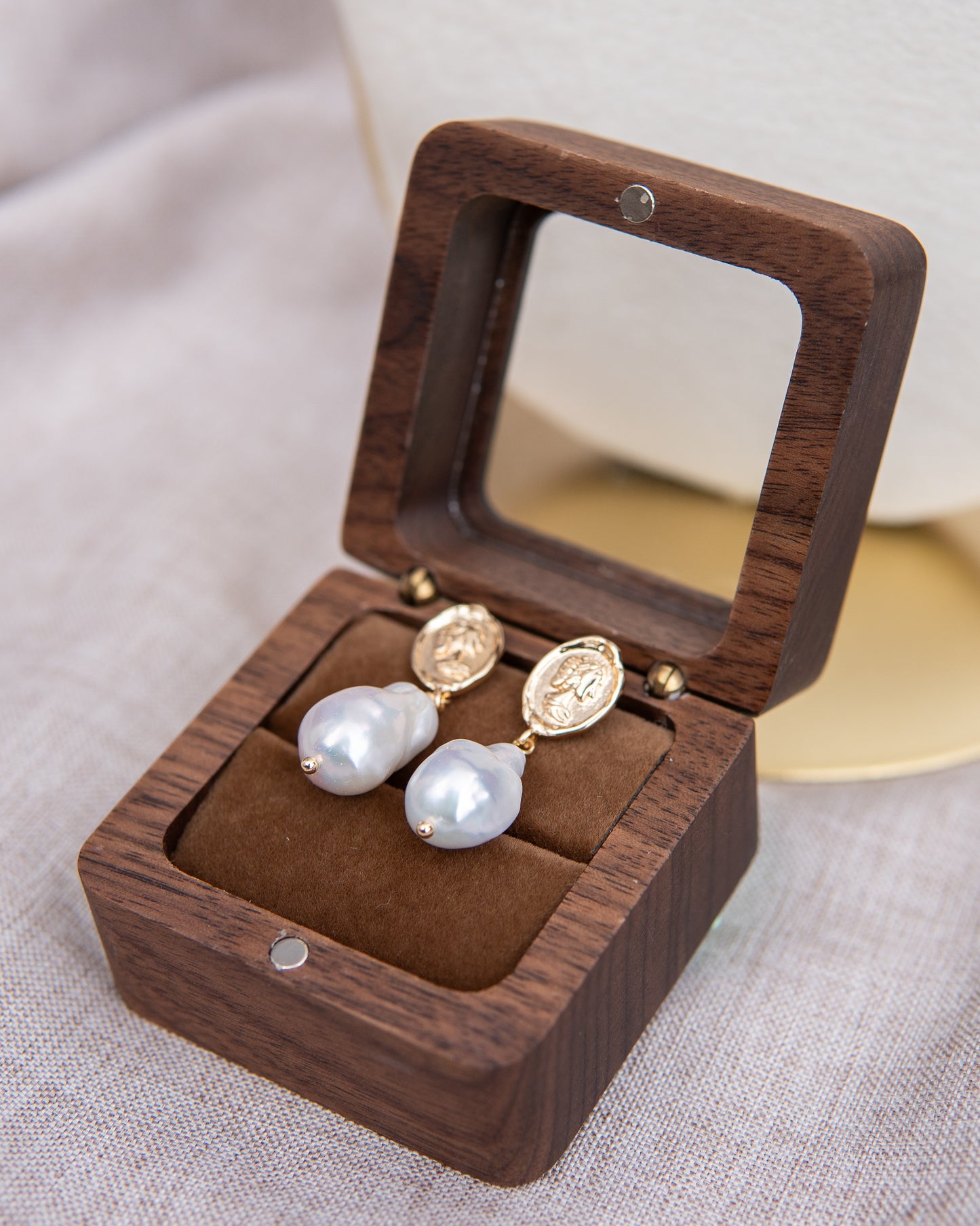 Boucles d’oreilles baroques en perles d’eau douce à motif tête de reine