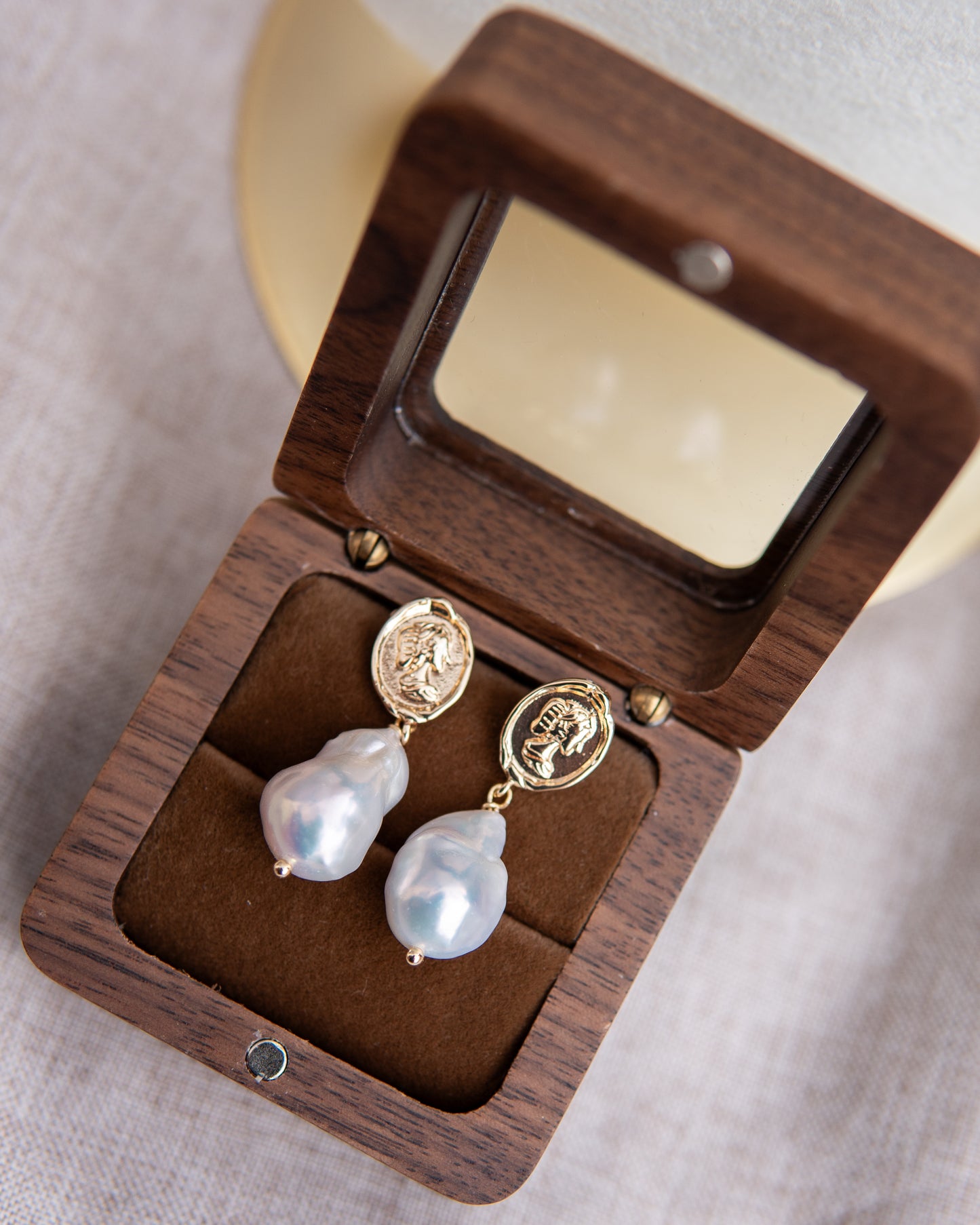 Boucles d’oreilles baroques en perles d’eau douce à motif tête de reine