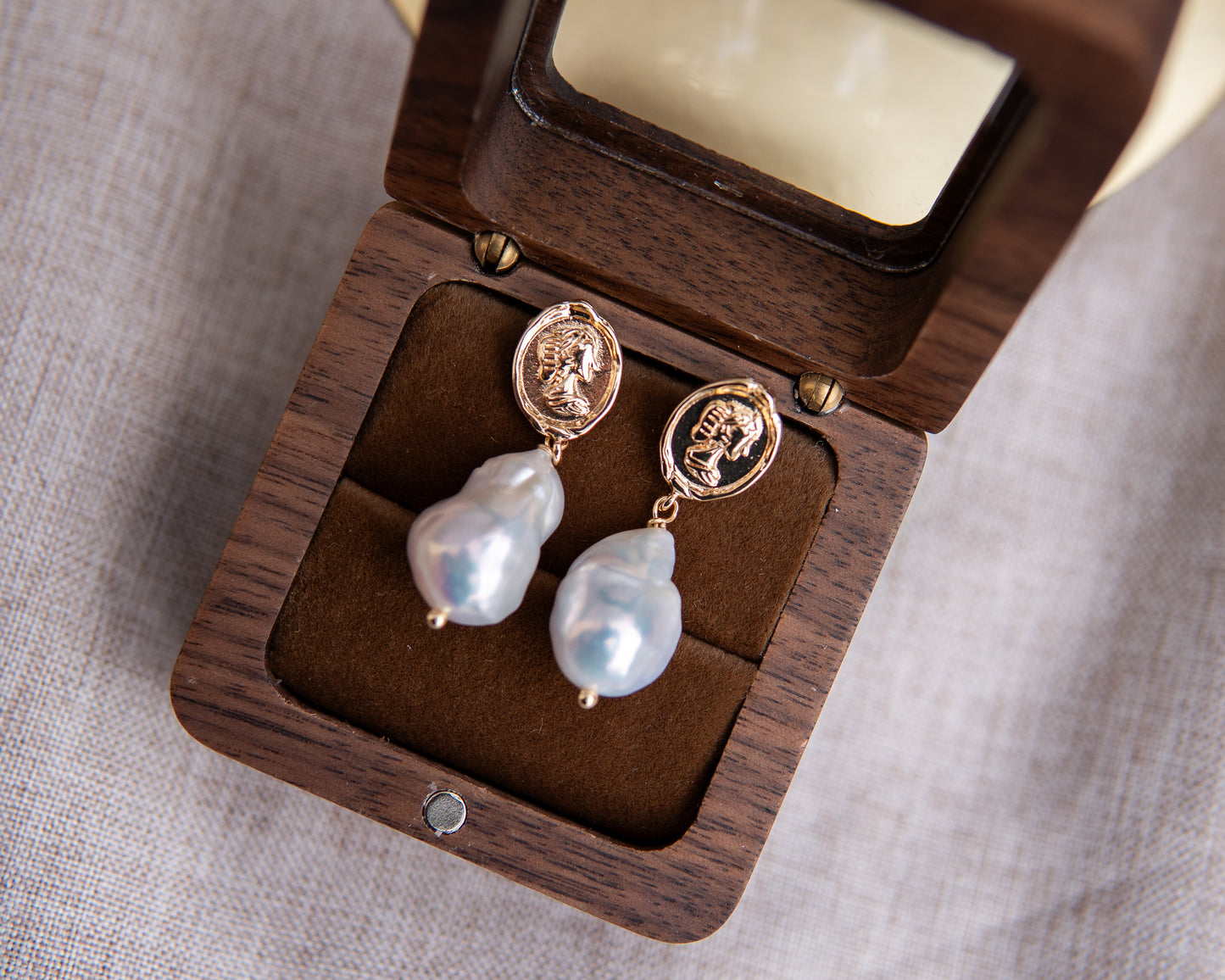 Boucles d’oreilles baroques en perles d’eau douce à motif tête de reine