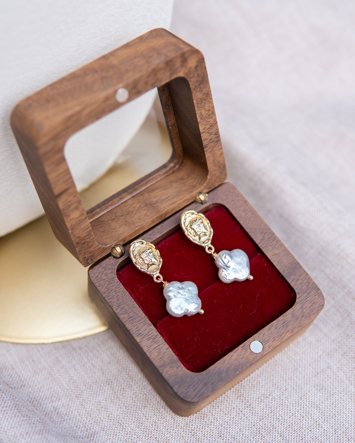 Boucles d’oreilles en perles d’eau douce avec tête de reine