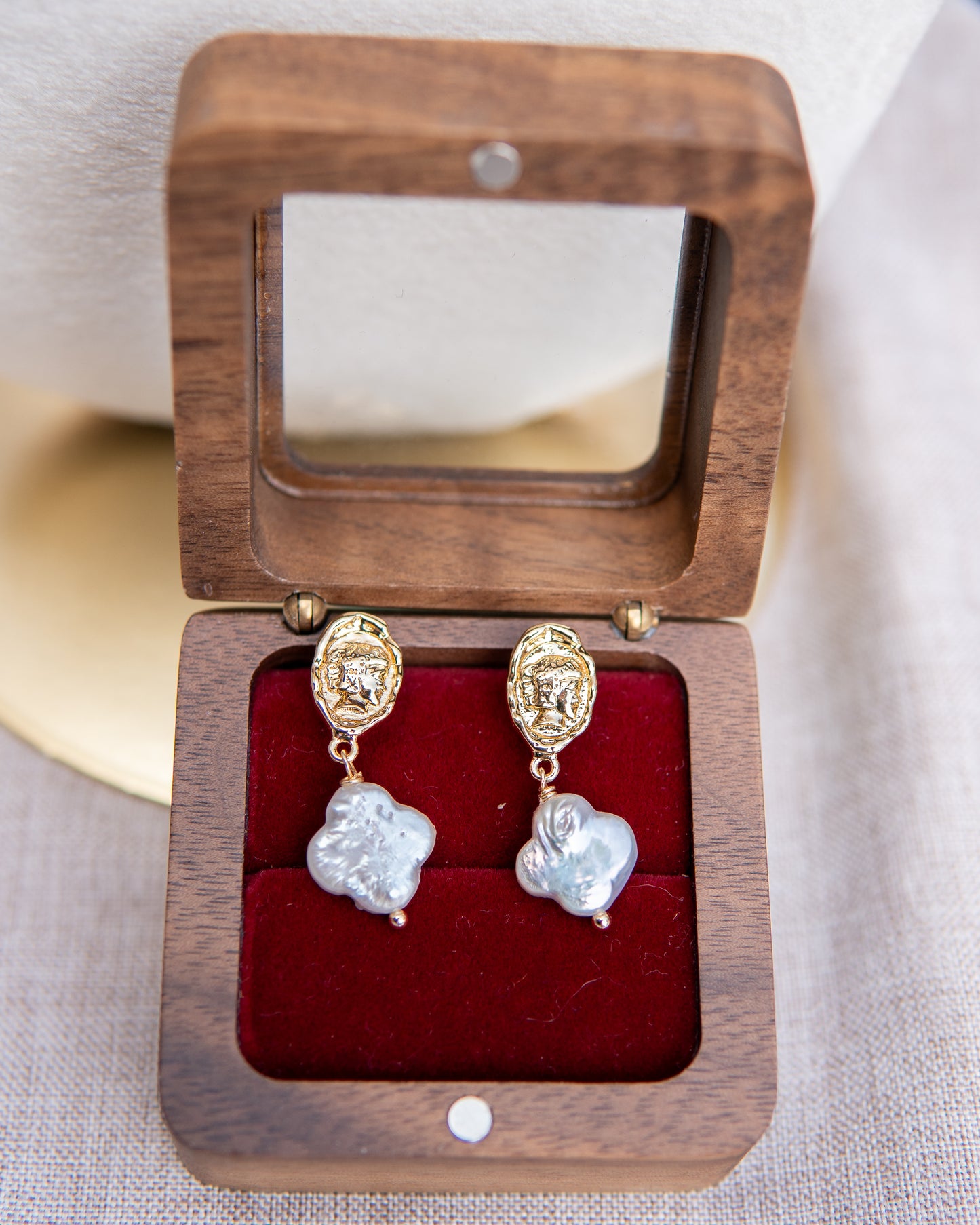 Boucles d’oreilles en perles d’eau douce avec tête de reine