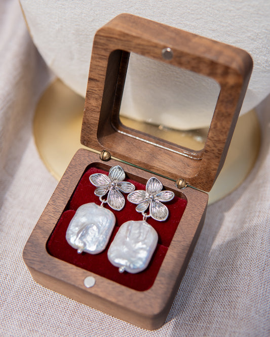 Boucles d’oreilles en perles d’eau douce avec motif floral carré