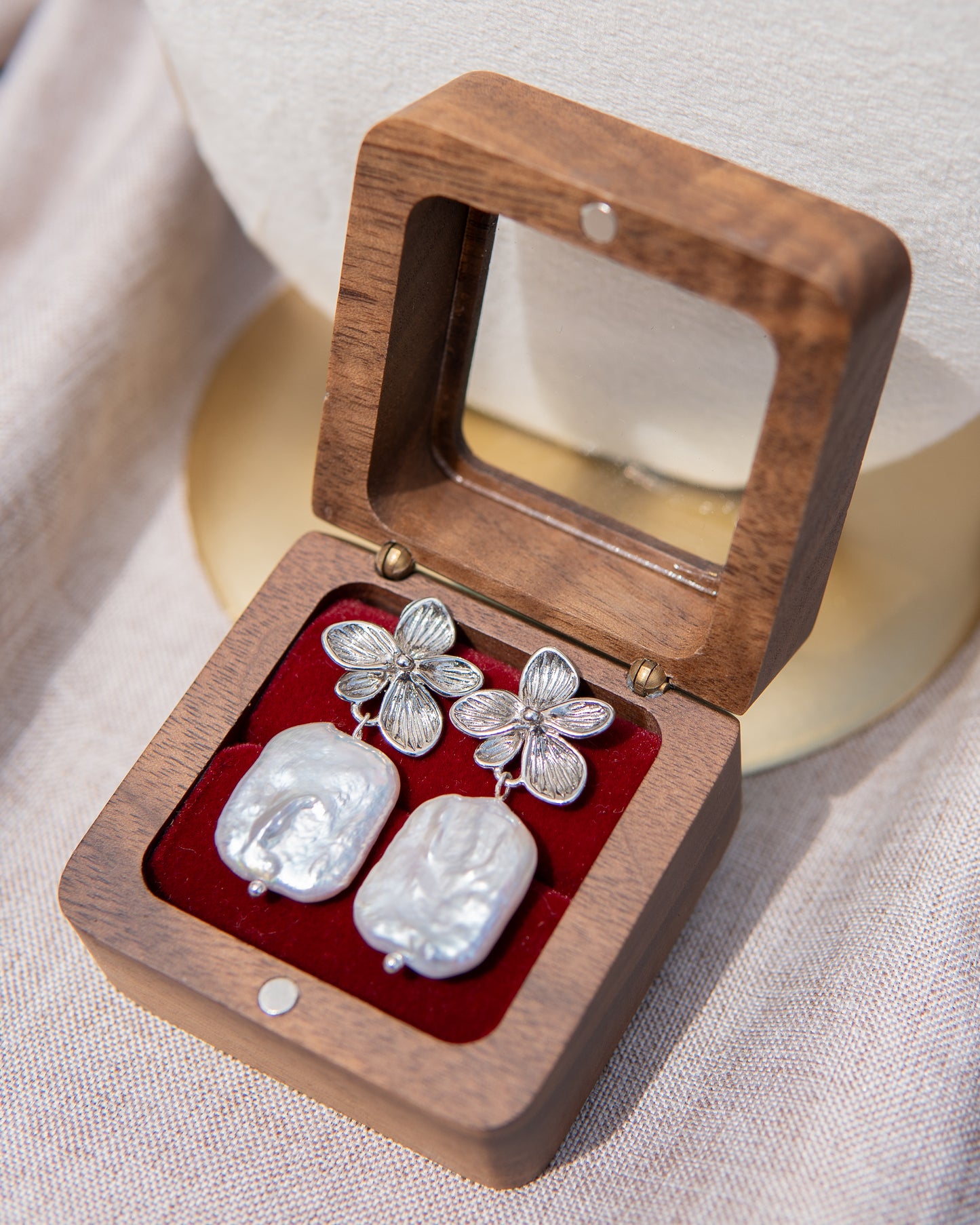 Boucles d’oreilles en perles d’eau douce avec motif floral carré