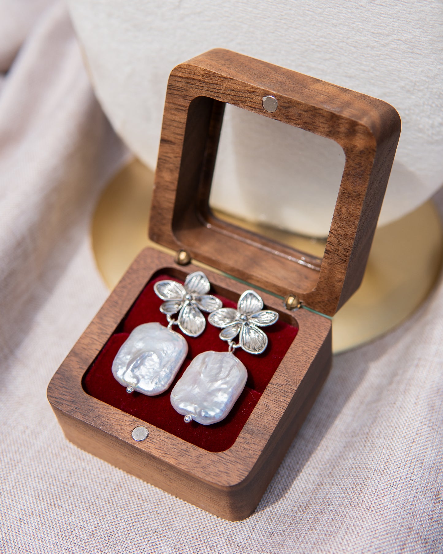 Boucles d’oreilles en perles d’eau douce avec motif floral carré