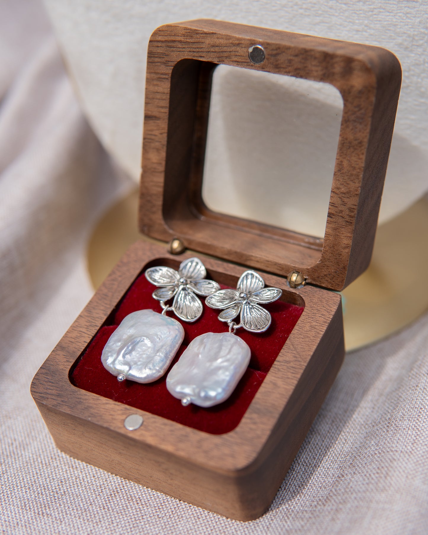 Boucles d’oreilles en perles d’eau douce avec motif floral carré