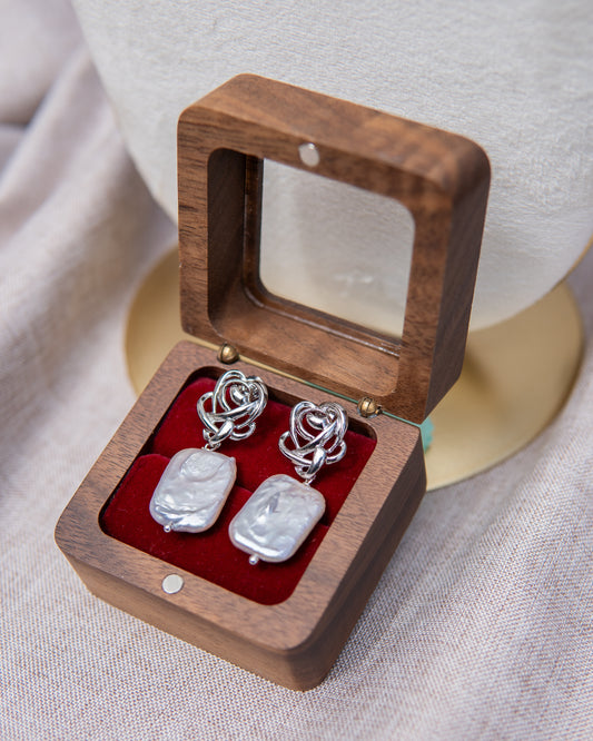 Boucles d’oreilles en perles d’eau douce avec motif floral enroulé