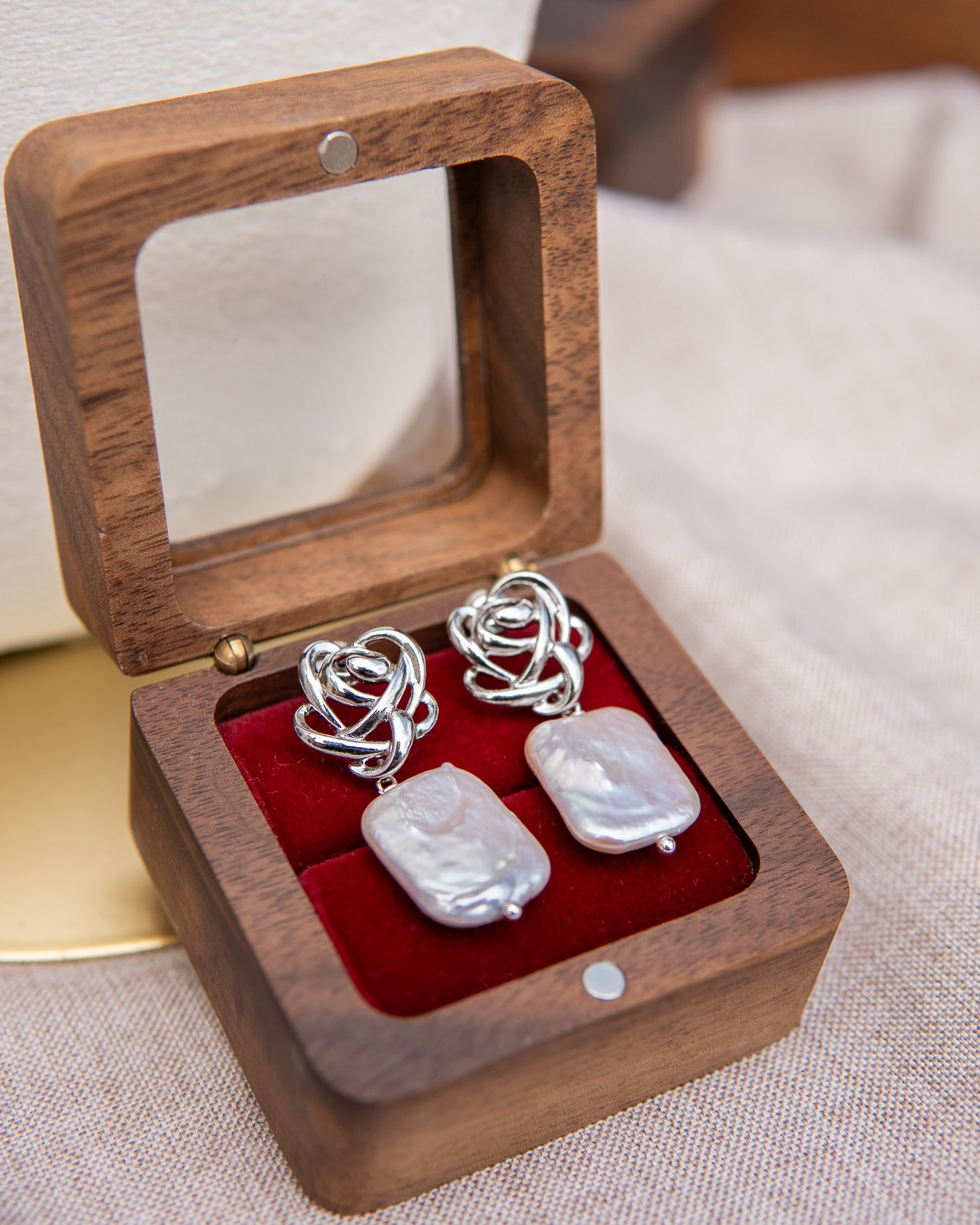 Boucles d’oreilles en perles d’eau douce avec motif floral enroulé