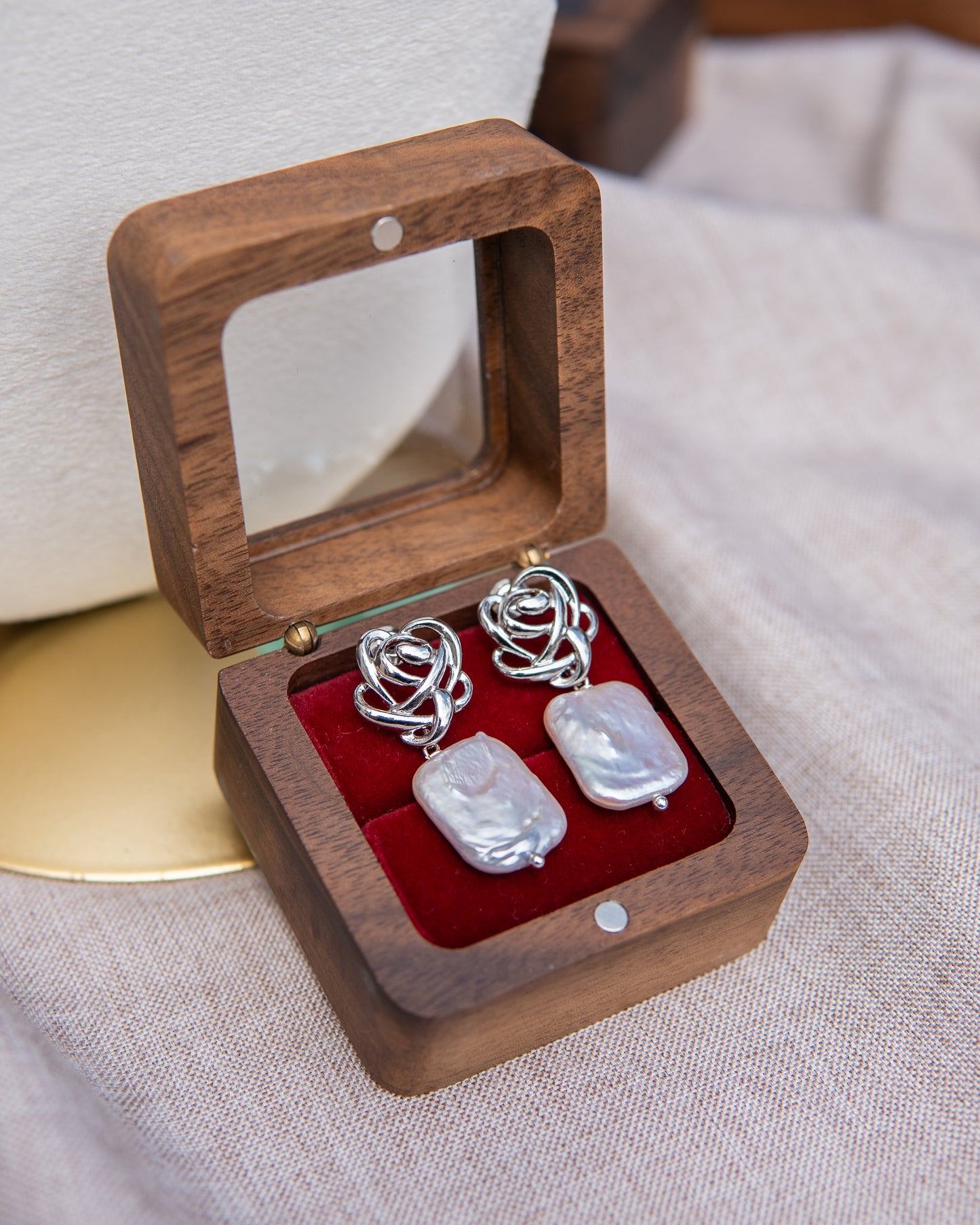 Boucles d’oreilles en perles d’eau douce avec motif floral enroulé