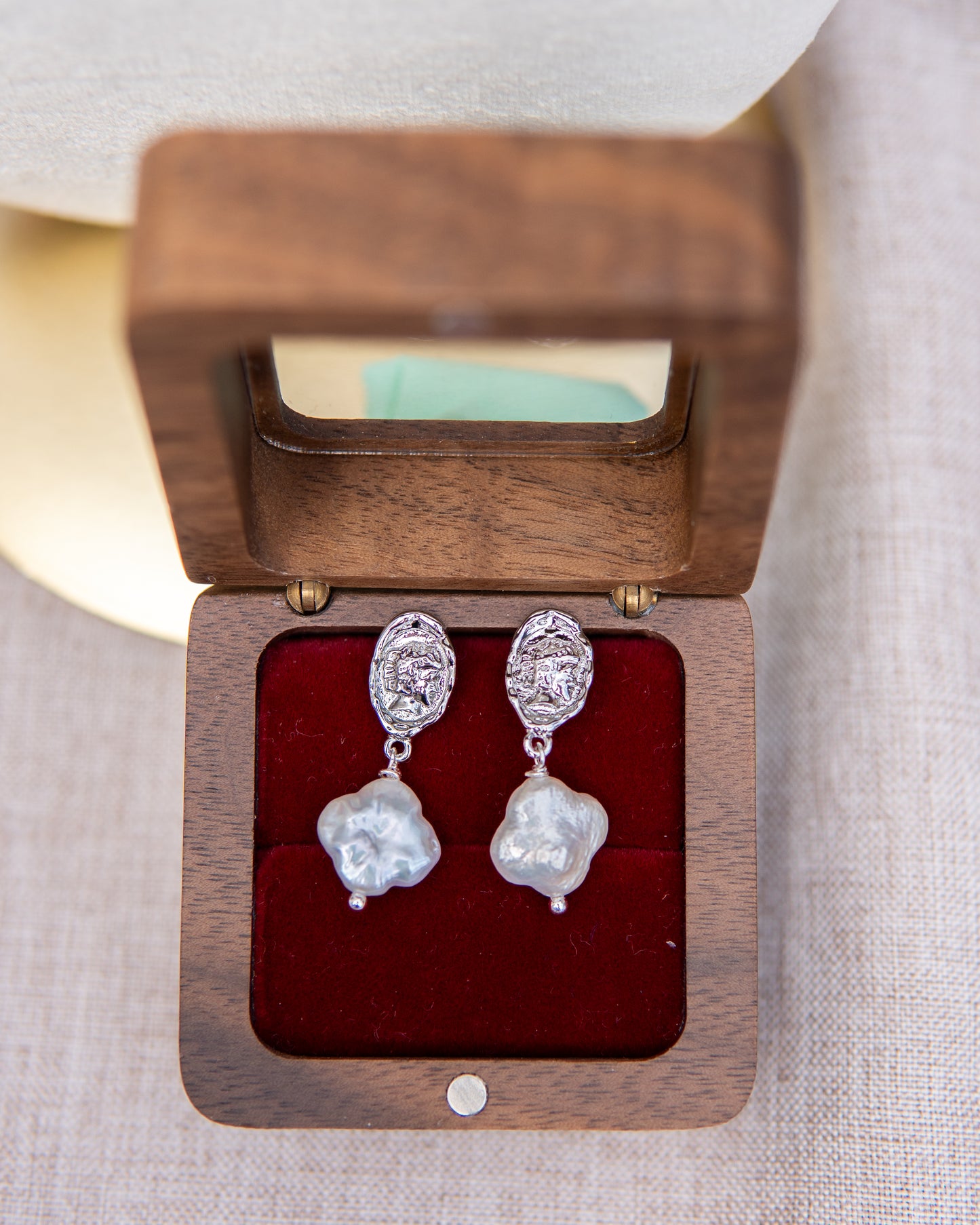 Boucles d’oreilles en perles d’eau douce avec tête de reine en forme de trèfle à quatre feuilles