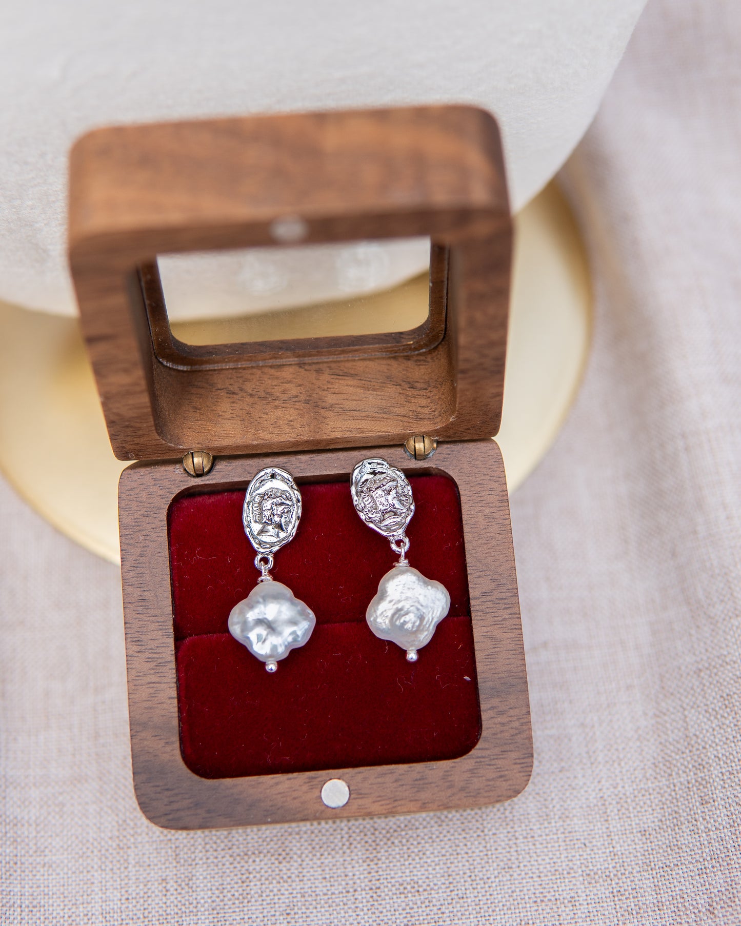 Boucles d’oreilles en perles d’eau douce avec tête de reine en forme de trèfle à quatre feuilles