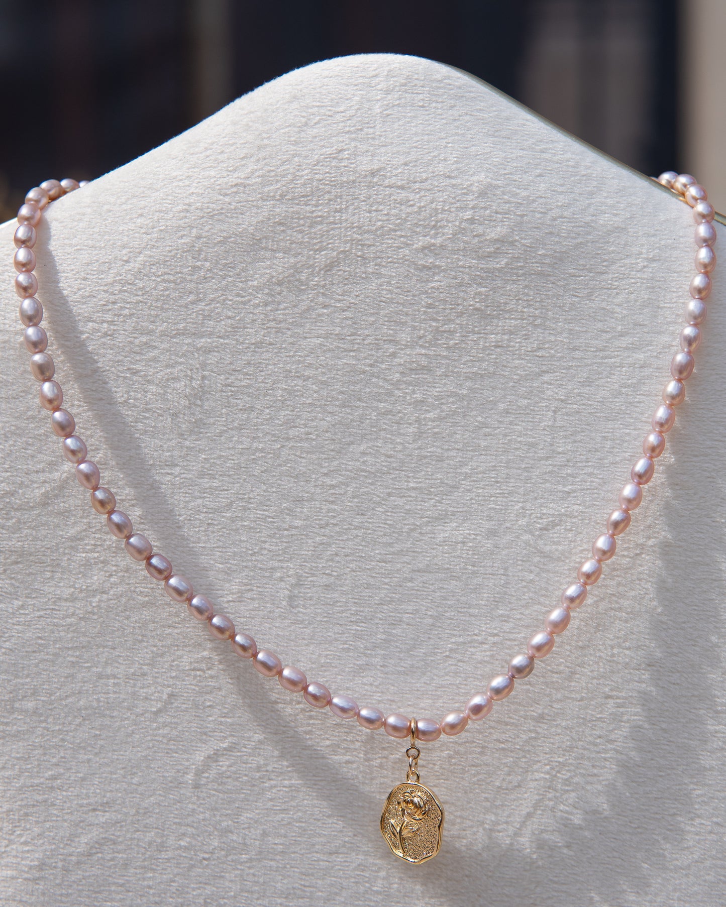 Collier en perles d’eau douce violettes avec pendentif rose amovible