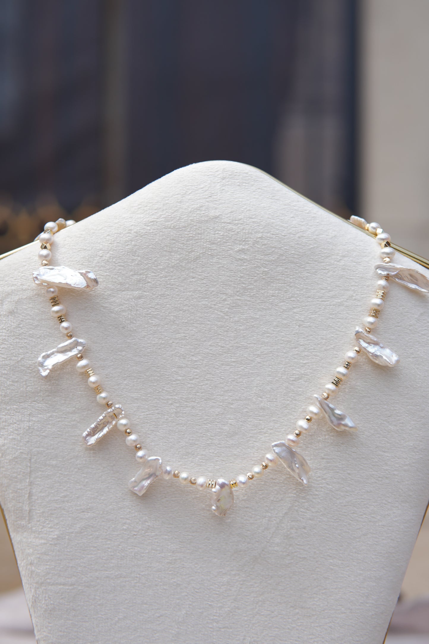 Collier pétales en perles d’eau douce