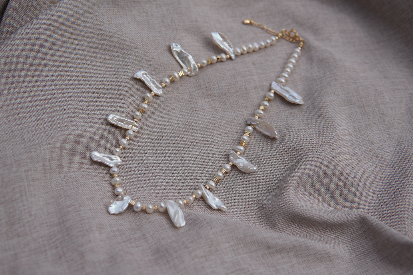 Collier pétales en perles d’eau douce