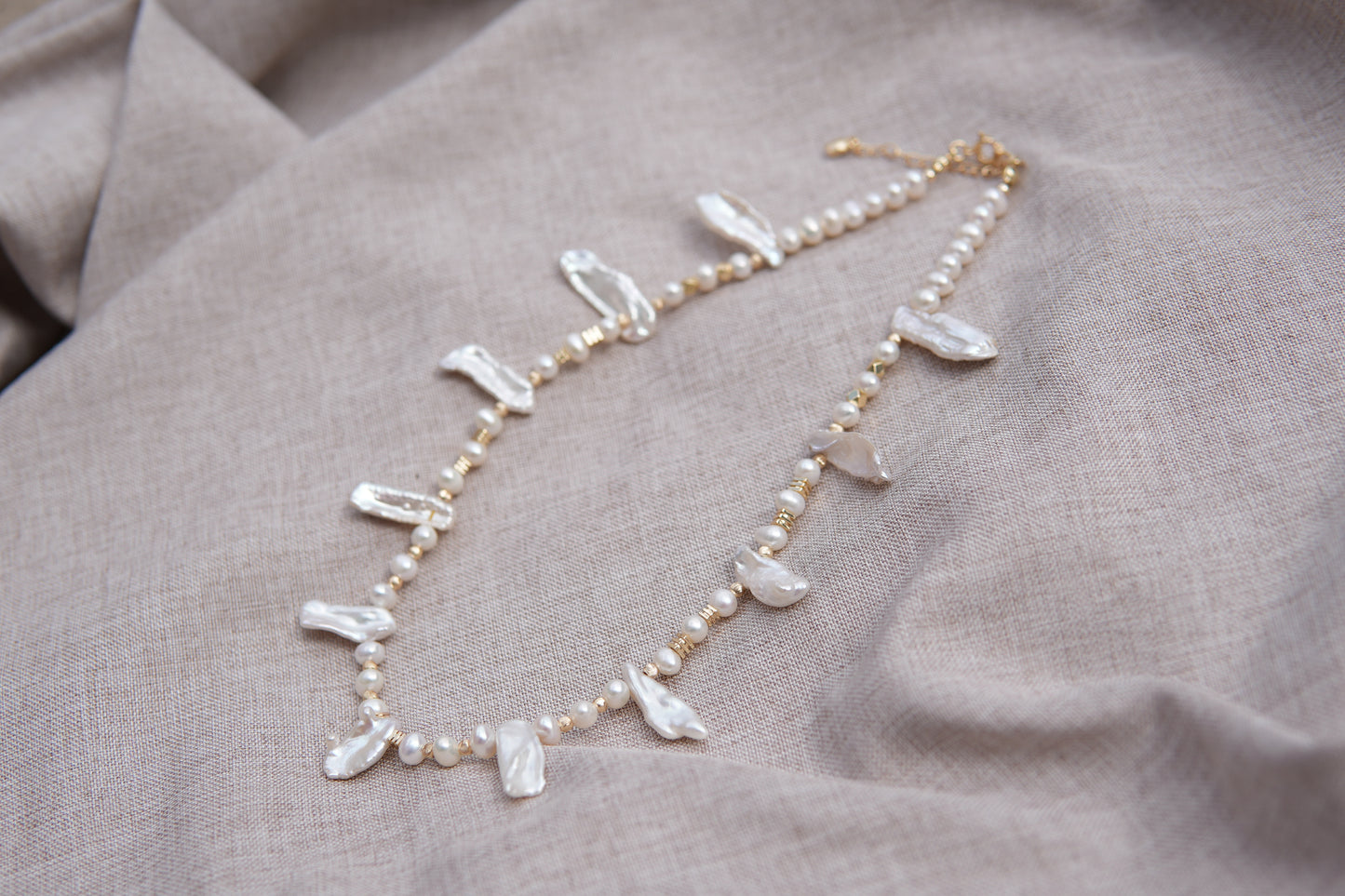 Collier pétales en perles d’eau douce