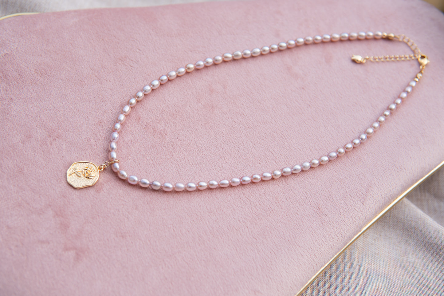 Collier en perles d’eau douce violettes avec pendentif rose amovible