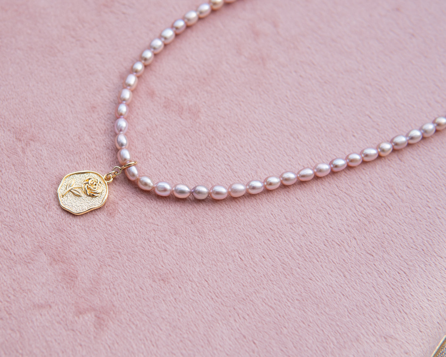 Collier en perles d’eau douce violettes avec pendentif rose amovible