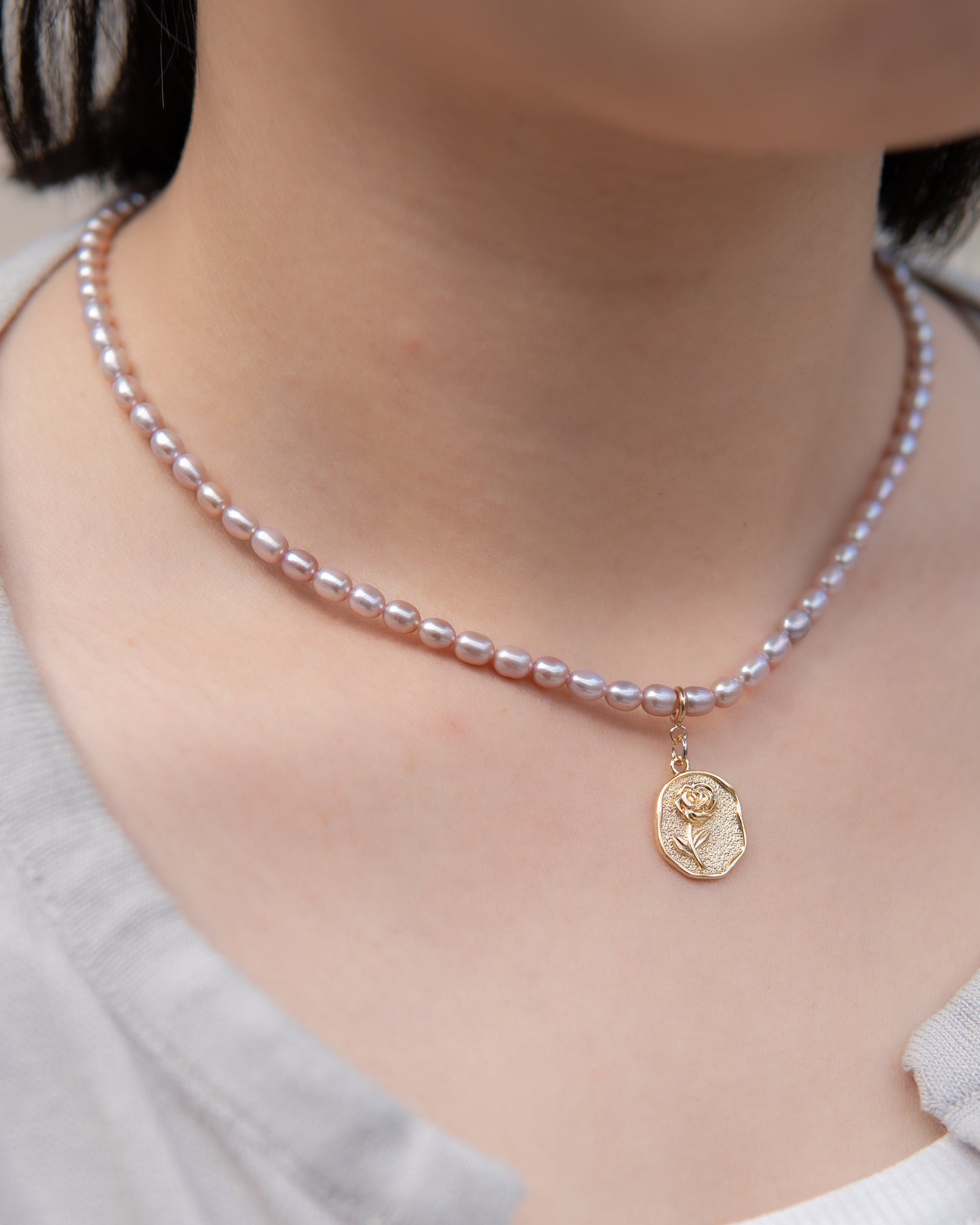 Collier en perles d’eau douce violettes avec pendentif rose amovible