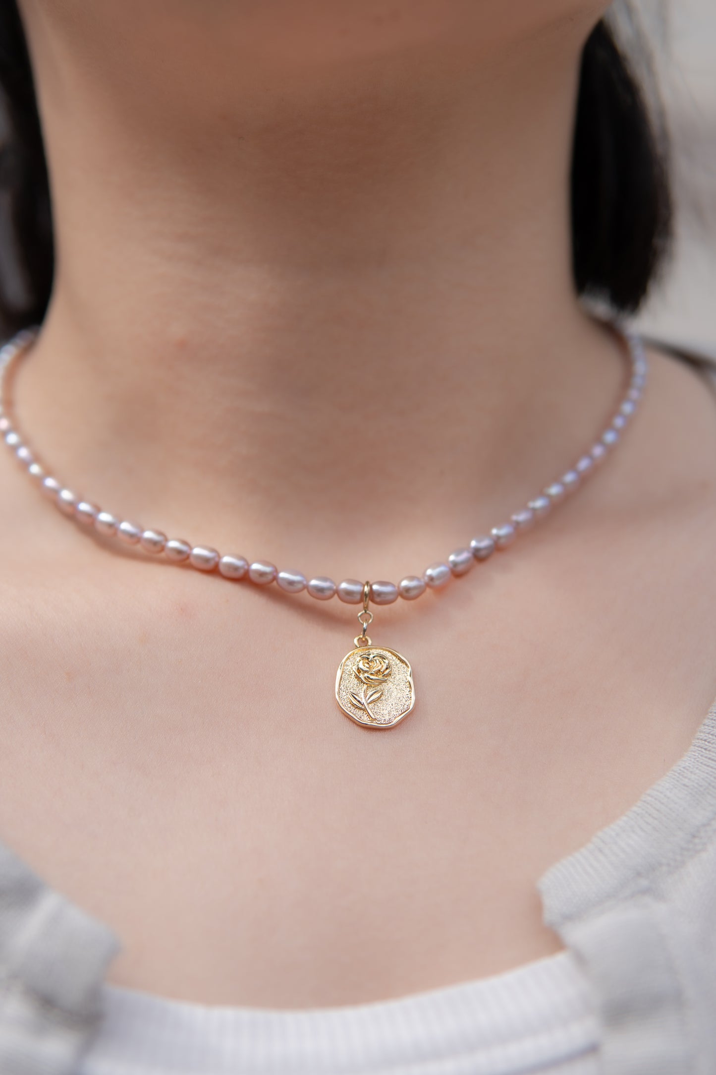 Collier en perles d’eau douce violettes avec pendentif rose amovible