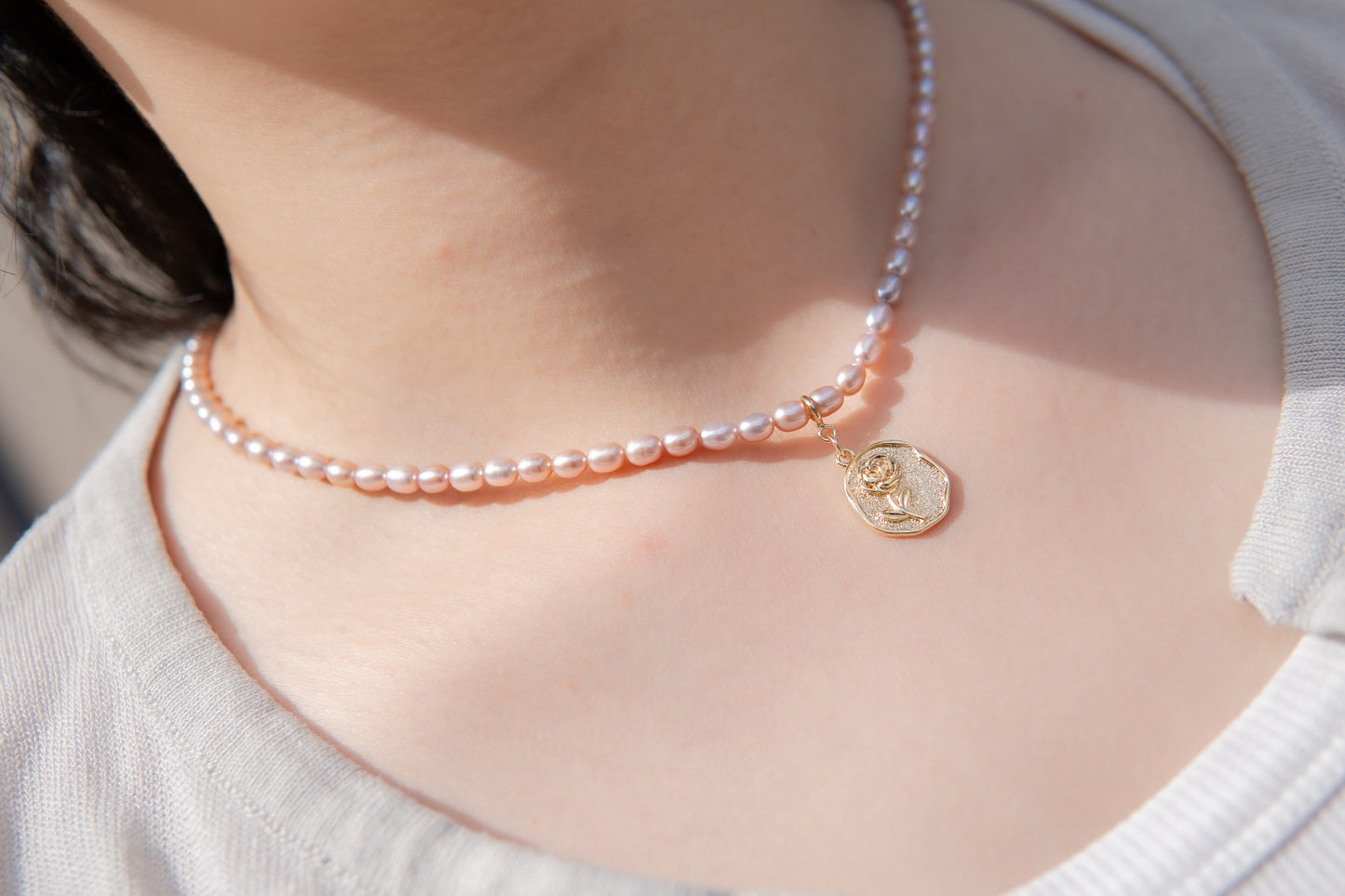 Collier en perles d’eau douce violettes avec pendentif rose amovible