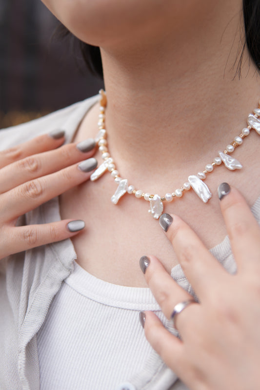 Collier pétales en perles d’eau douce